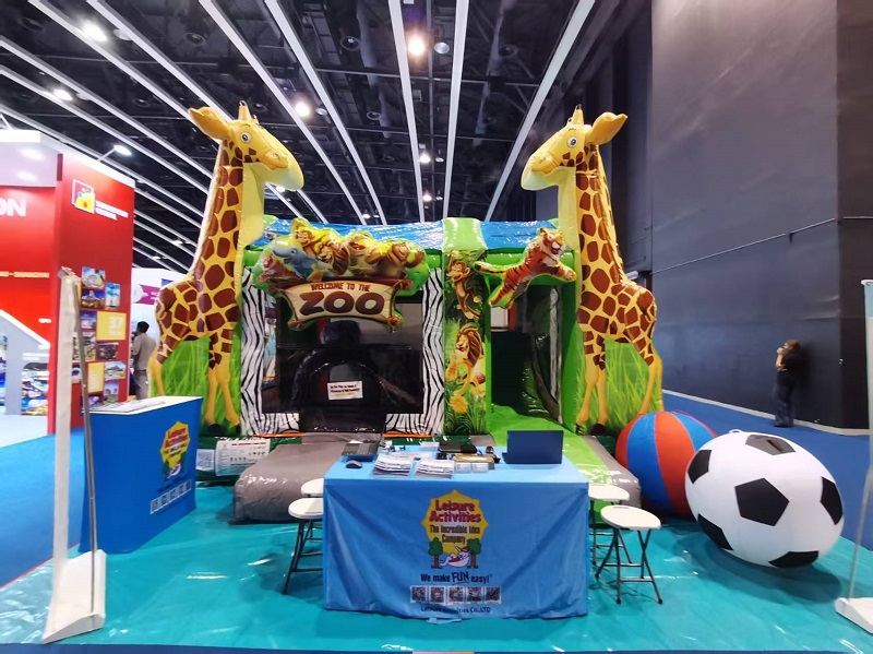 Leisure Activities®-k zooa IAAPA EXPO ASIAra eramaten du 4 metroko gaztelu puzgarri batekin.